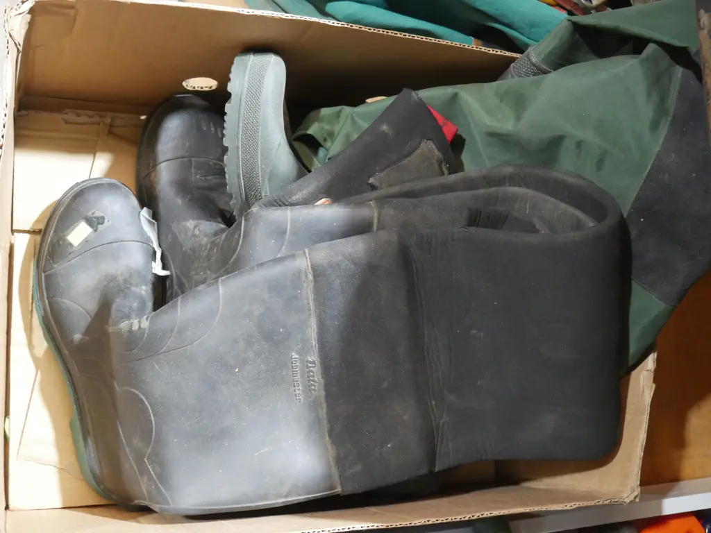 2 pairs of waders Image 1++