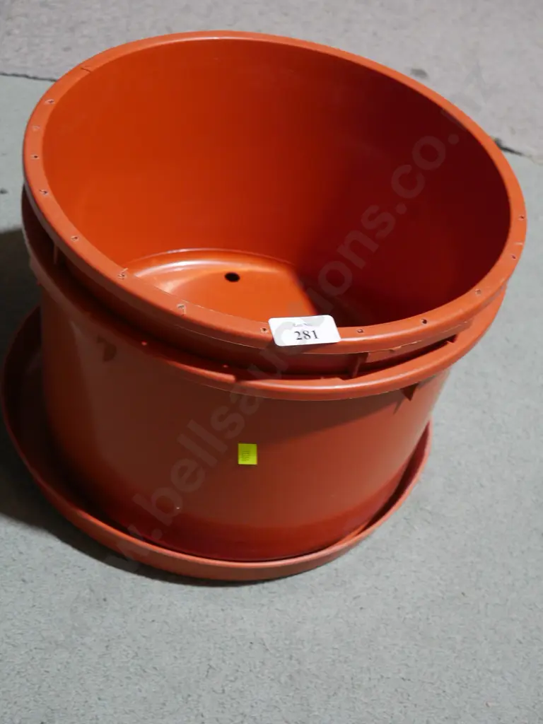 Two garden pots Image 1++