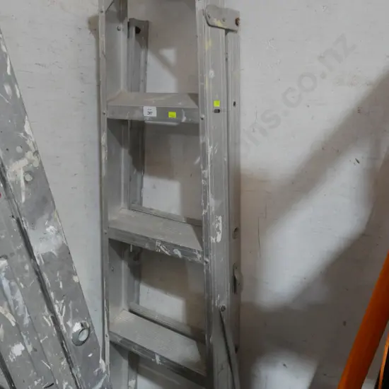 Aluminium extension ladder
