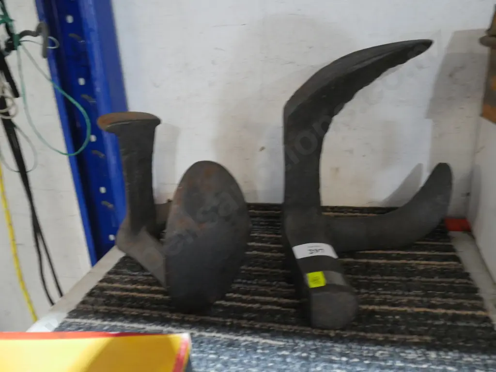 Two shoe lasts Image 1++