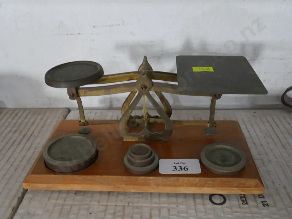Brass postal scale and weights Image 1++