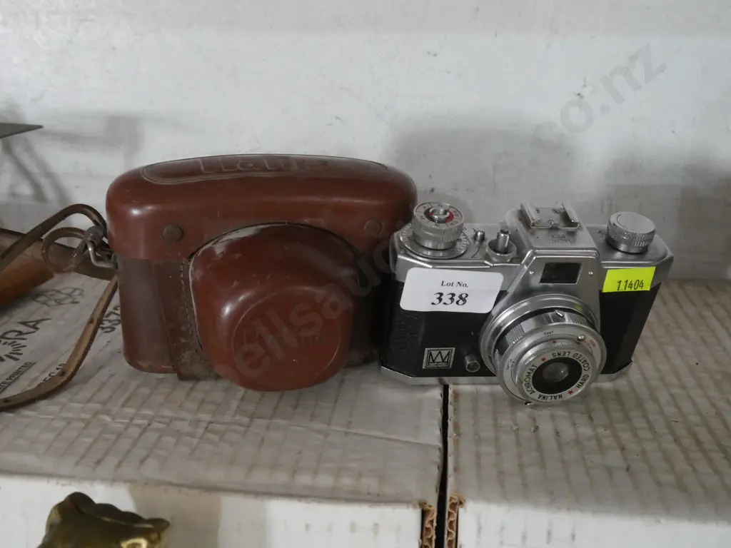 Halina viewfinder camera and case Image 1++