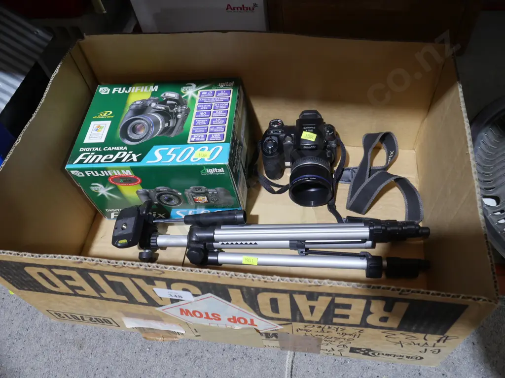 Fujifilm finepix camera and tripod Image 1++