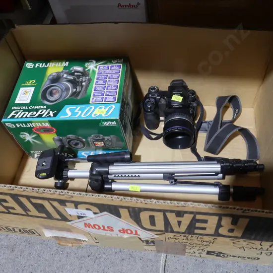 Fujifilm finepix camera and tripod