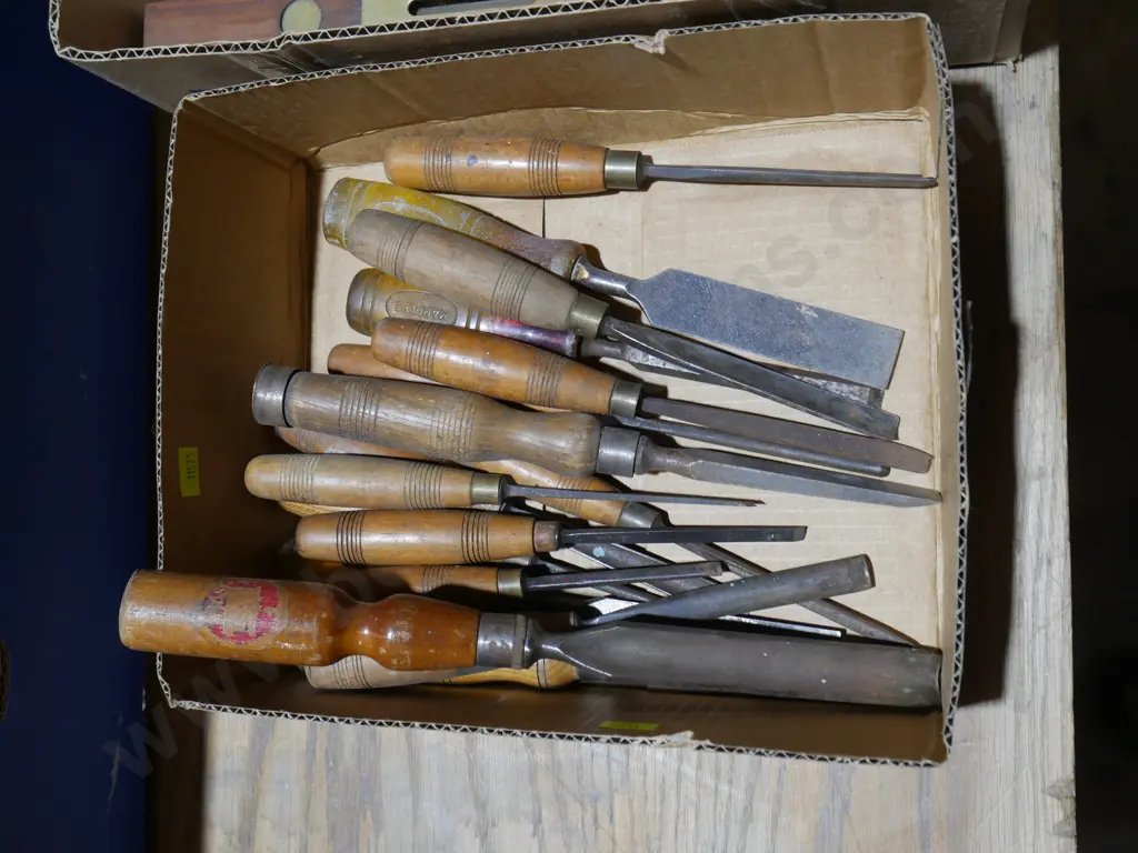 Assorted chisels Image 1++