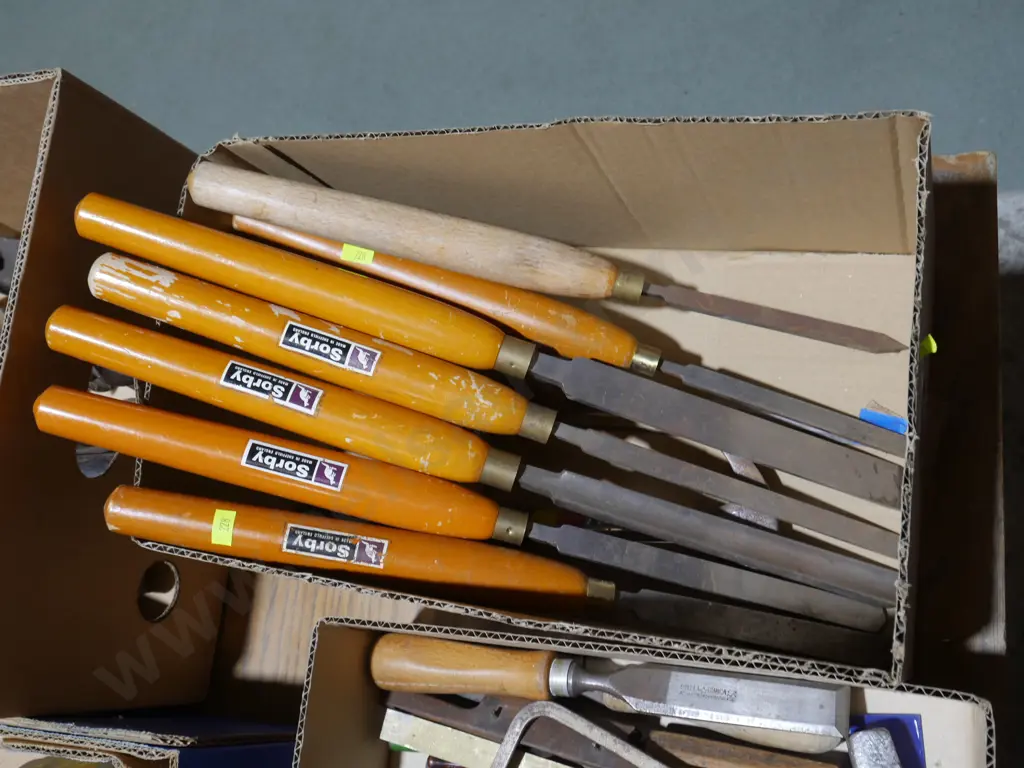 Assorted chisels Image 1++