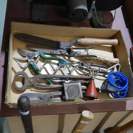 Assorted workshop items