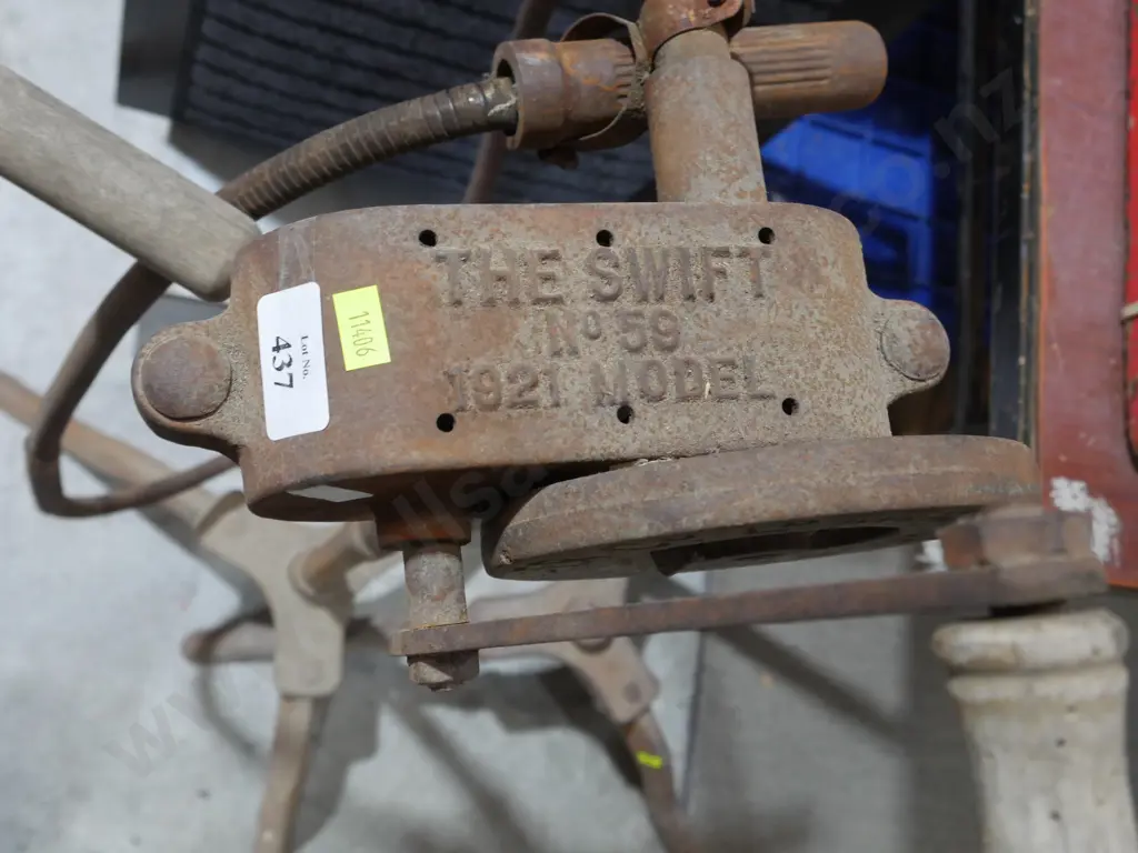 Vintage hand shearer Image 1++