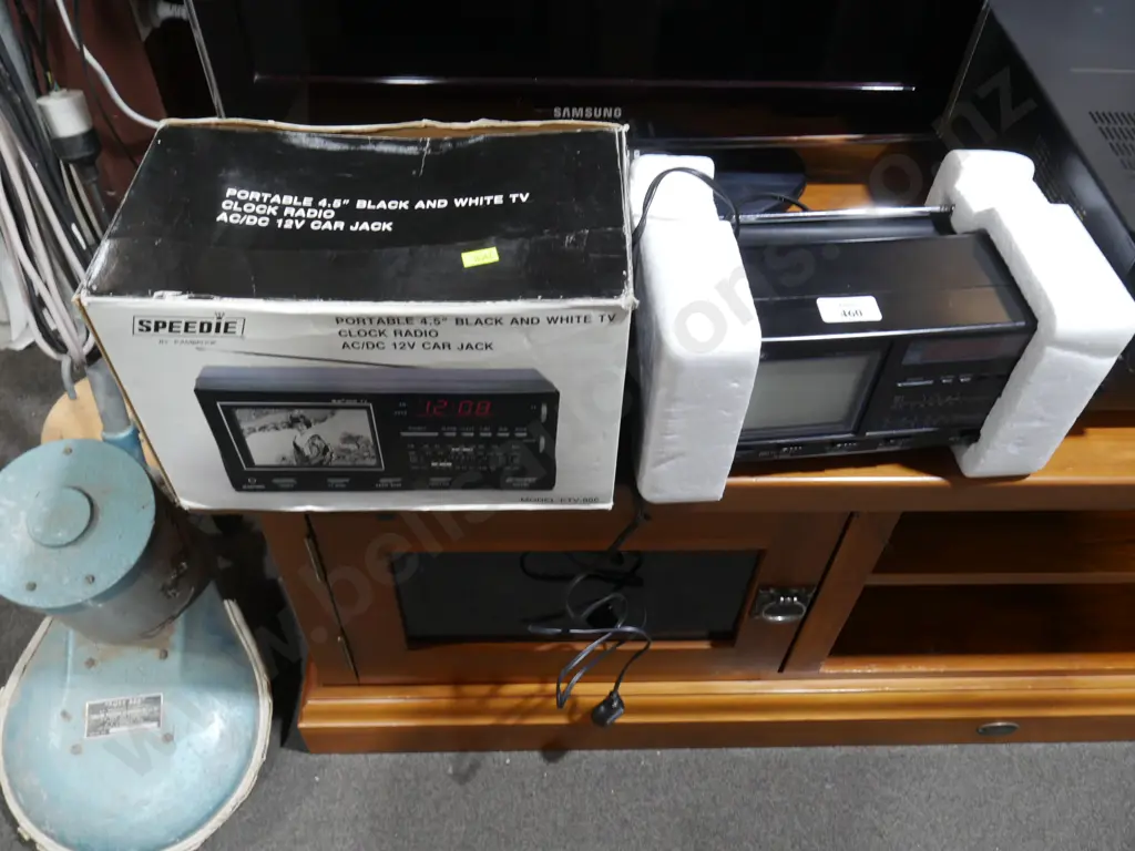 Portable black and white TV four and a half inch Image 1++