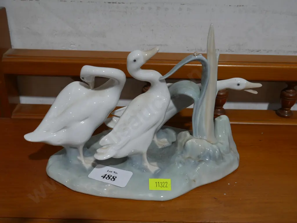 Ladro ornament Image 1++