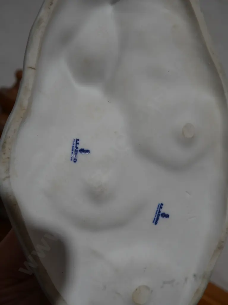 Ladro ornament Image 1++