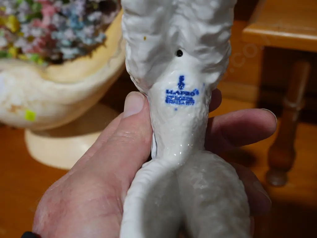 Ladro ornament Image 1++