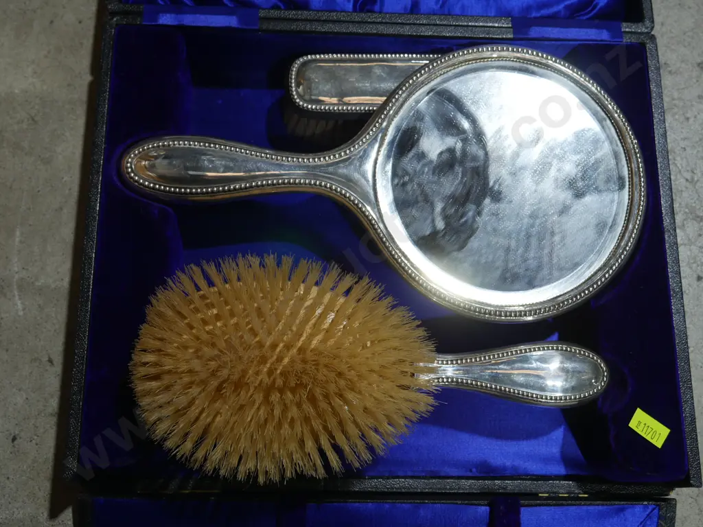 Four-piece sterling silver dressing table set Image 1++