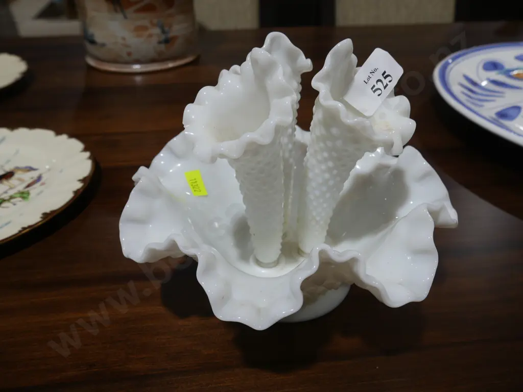 Milk glass epergne centrepiece Image 1++