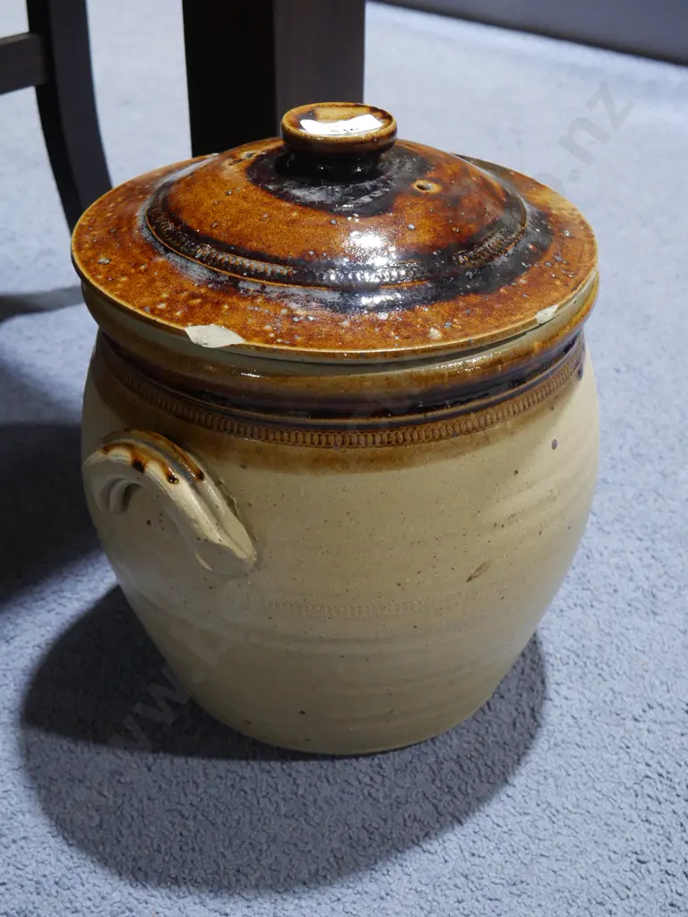 Pottery storage crock Image 1++