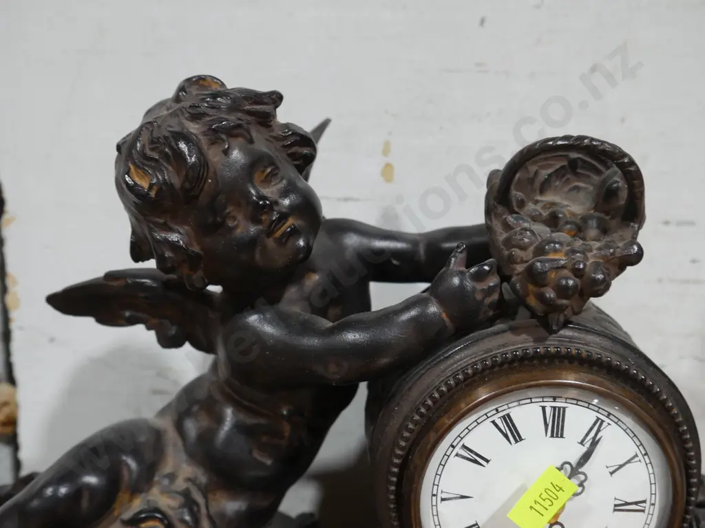 Cherub sculpture mantle clock Image 1++