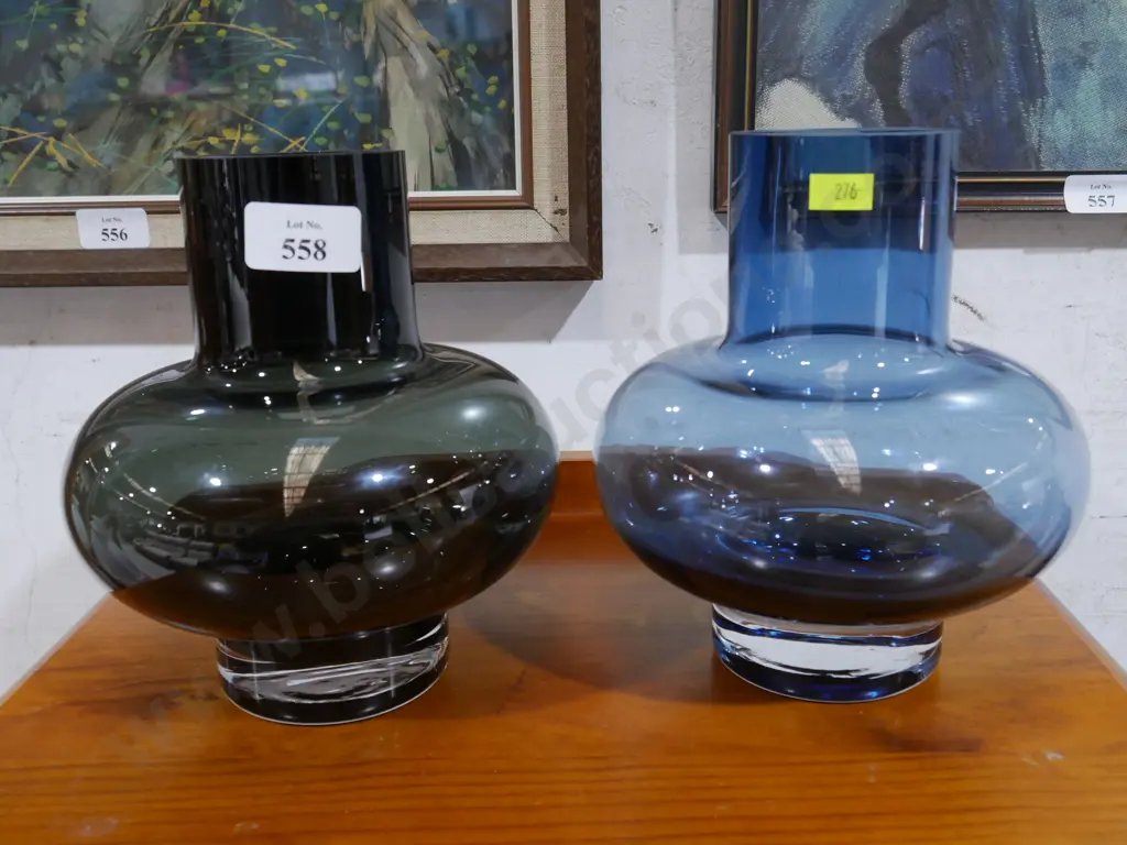 2 glass vases Image 1++