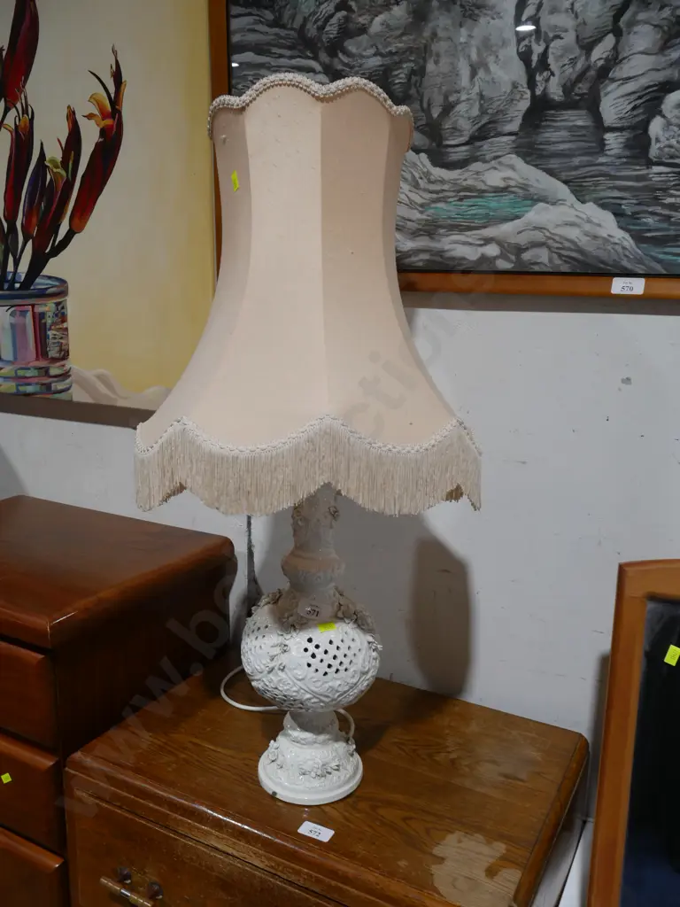 Porcelain base table lamp Image 1++