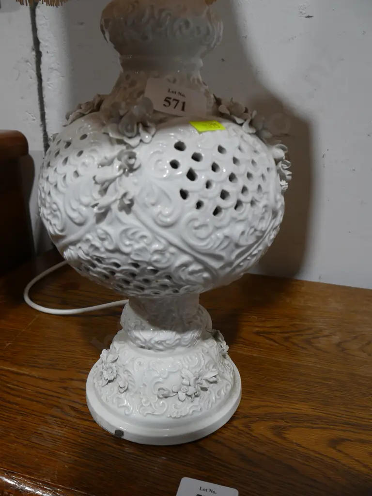 Porcelain base table lamp Image 1++