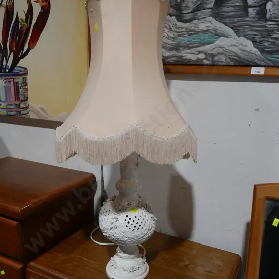 Porcelain base table lamp