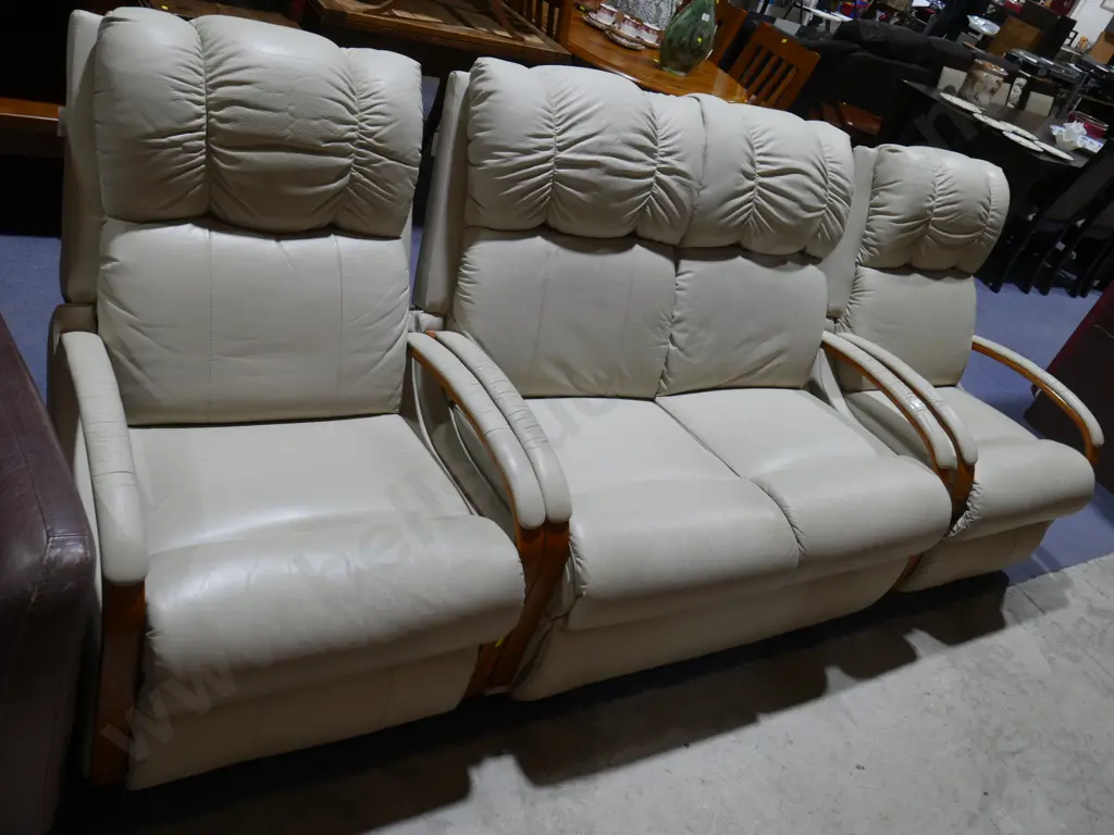 Three piece lazyboy lounge suite Image 1++