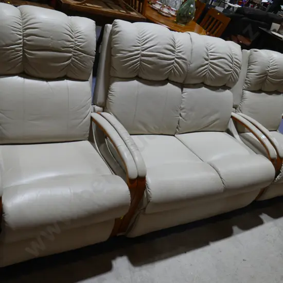 Three piece lazyboy lounge suite