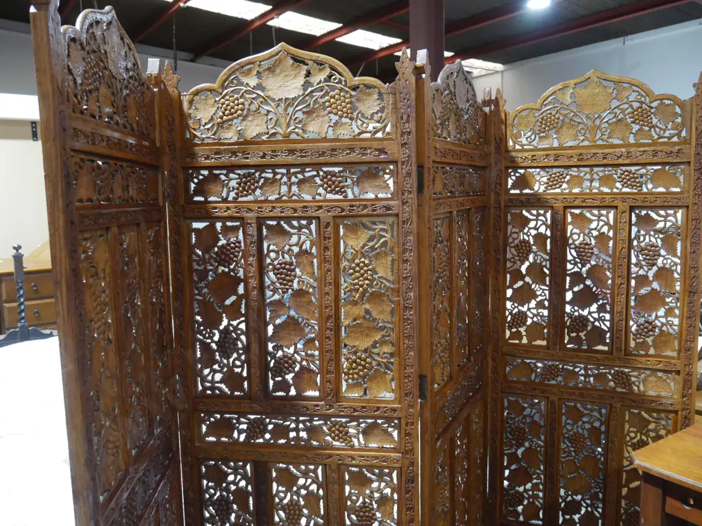 Wooden screen Image 1++