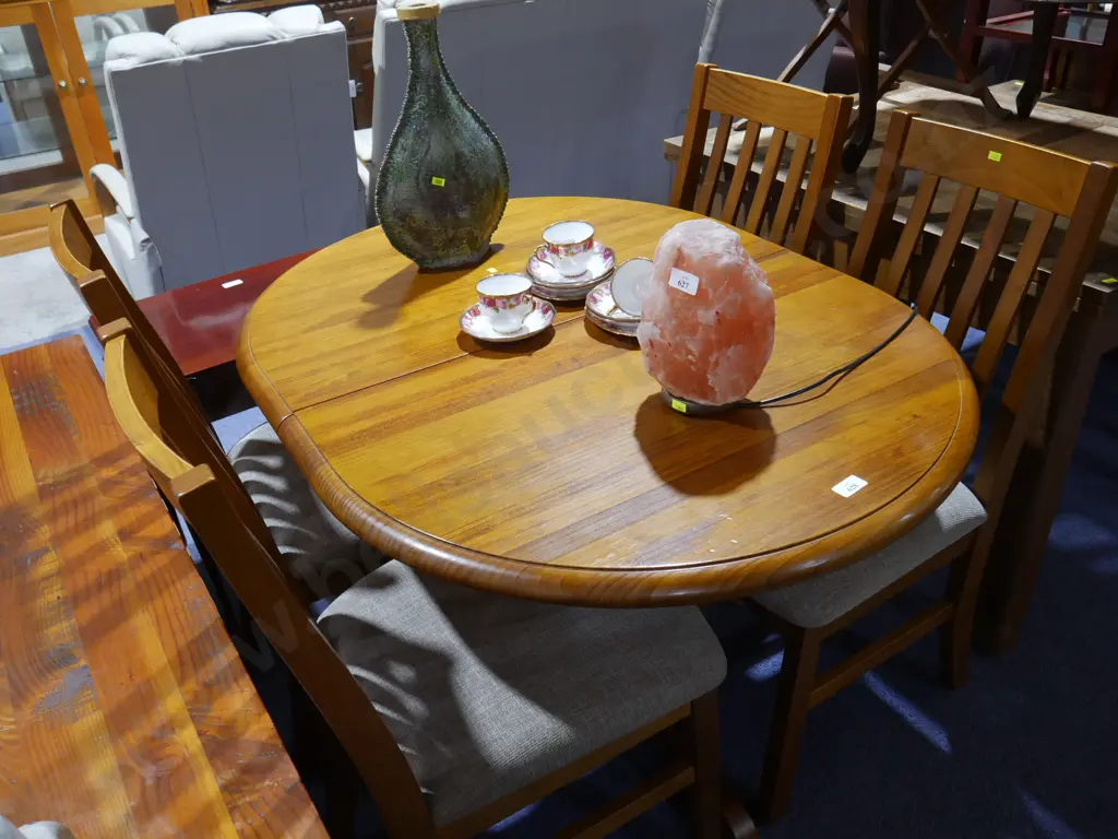 dining table and four chairs Image 1++