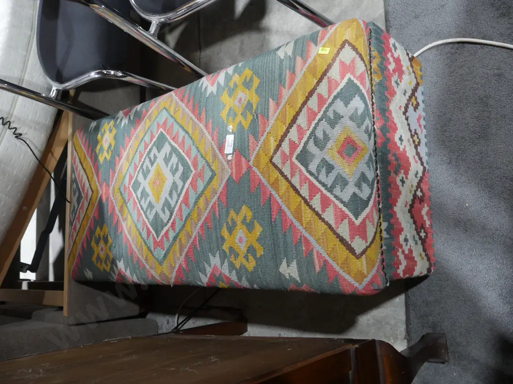 Storage ottoman Image 1++