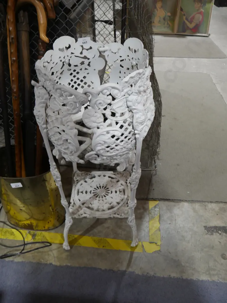 White metal plant stand Image 1++