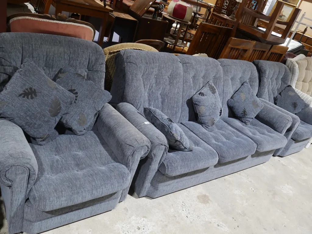 Three-piece lounge suite Image 1++