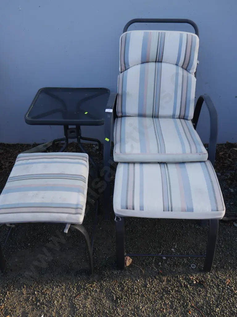 Outdoor chair, table and 2 stools Image 1++