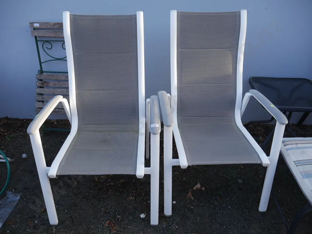 2 outdoor chairs Image 1++