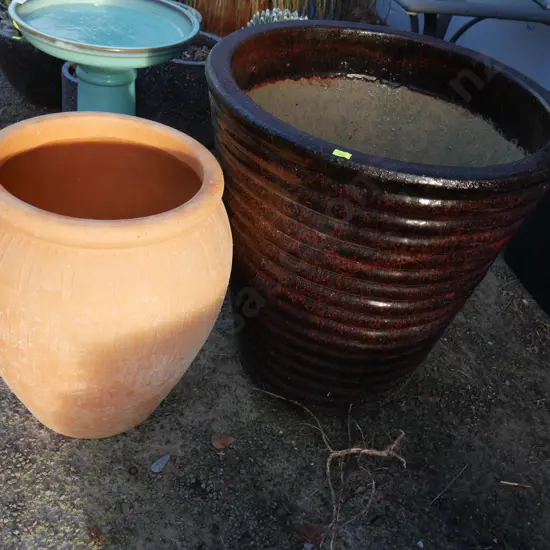 2 plant pots