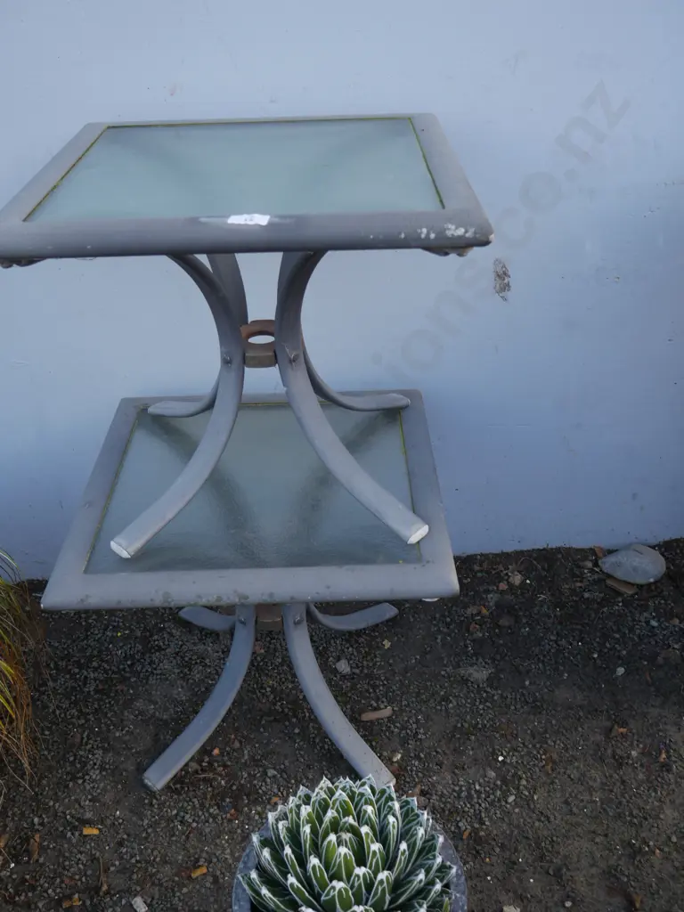 2 outdoor side tables Image 1++