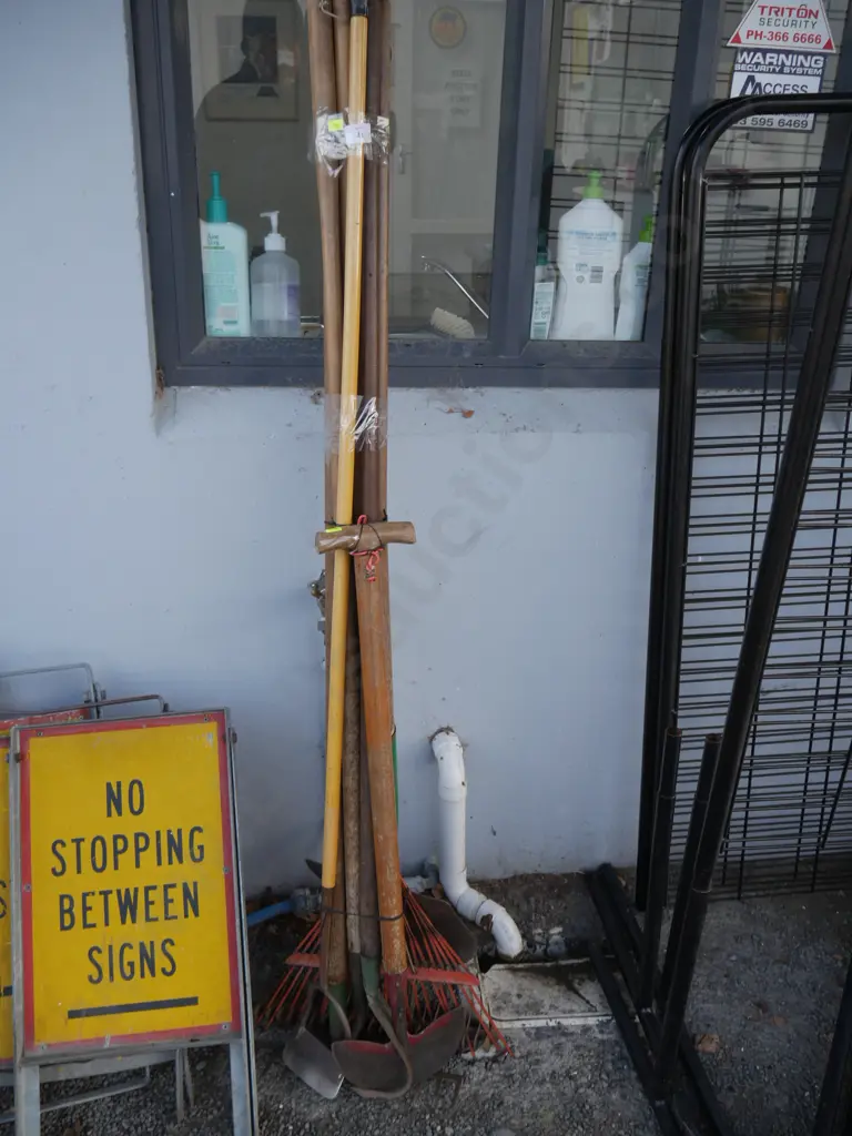 Assorted garden tools Image 1++