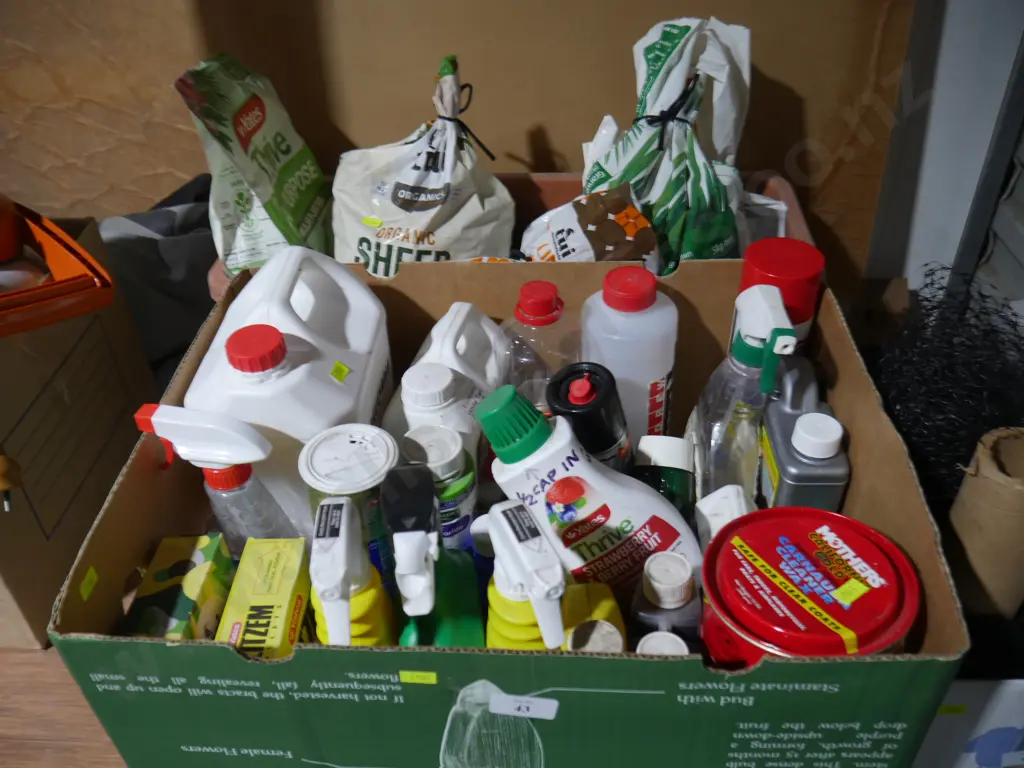 Assorted garden sprays, lawn foods etc Image 1++
