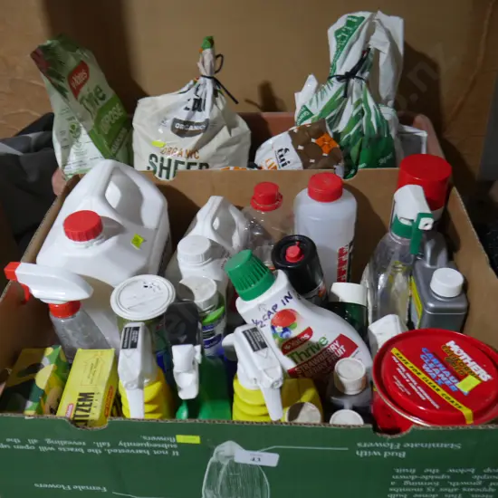Assorted garden sprays, lawn foods etc