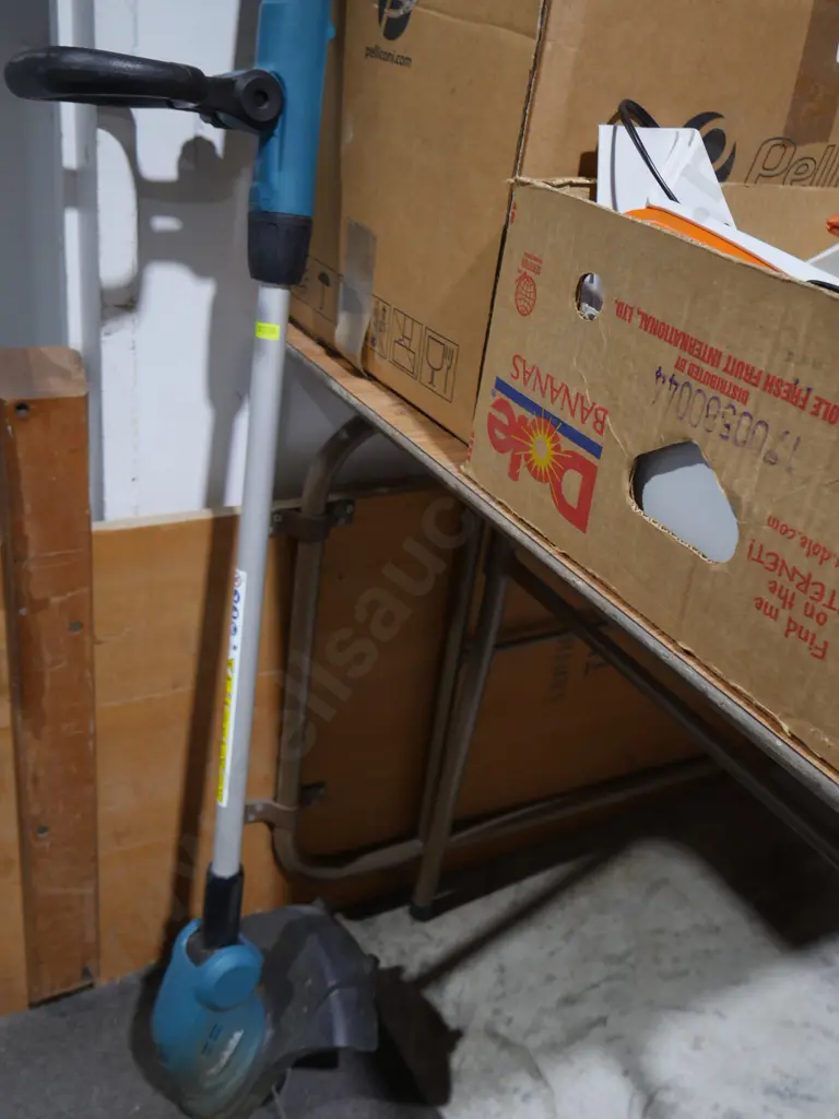 3 Makita garden tools and batteries Image 1++