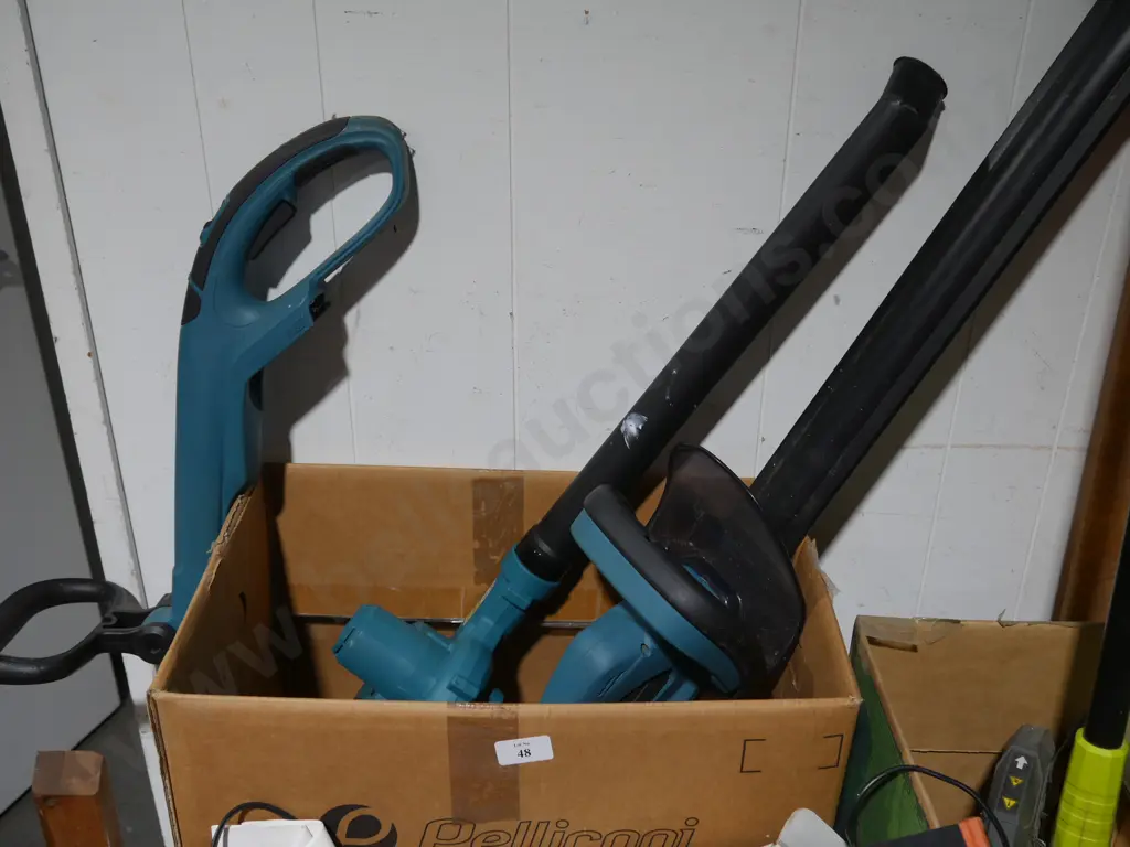 3 Makita garden tools and batteries Image 1++