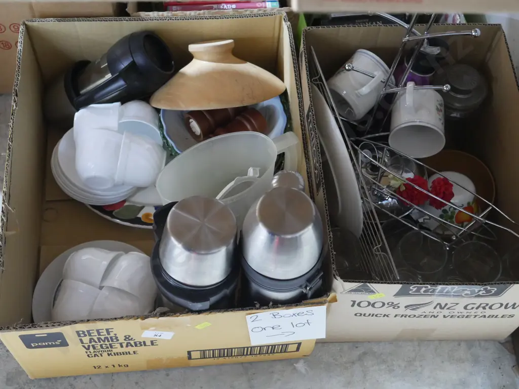 2 boxes of kitchenware Image 1++