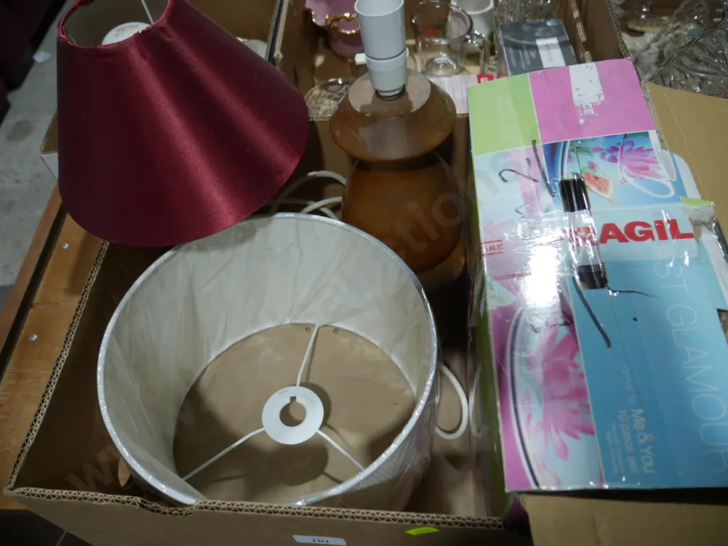 Table lamps, dinnerware Image 1++