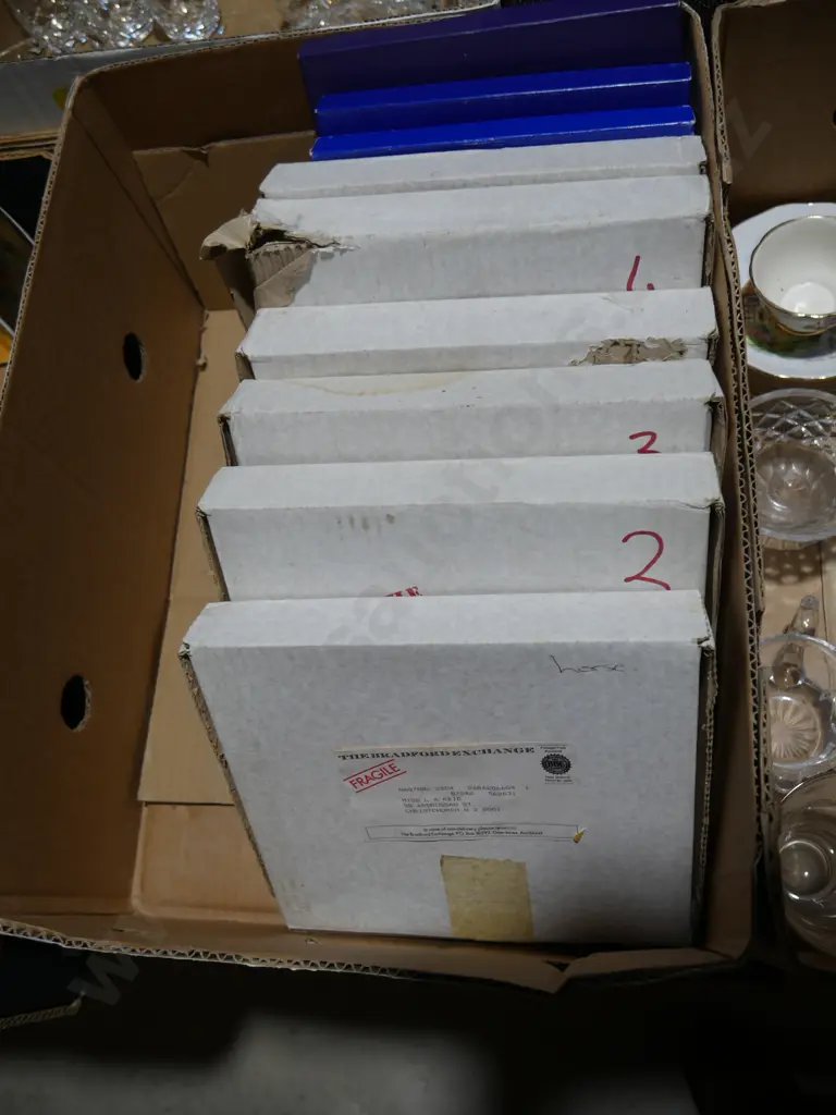 Assorted picture plates Image 1++
