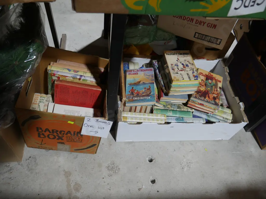 Two boxes of Enid Blyton books Image 1++