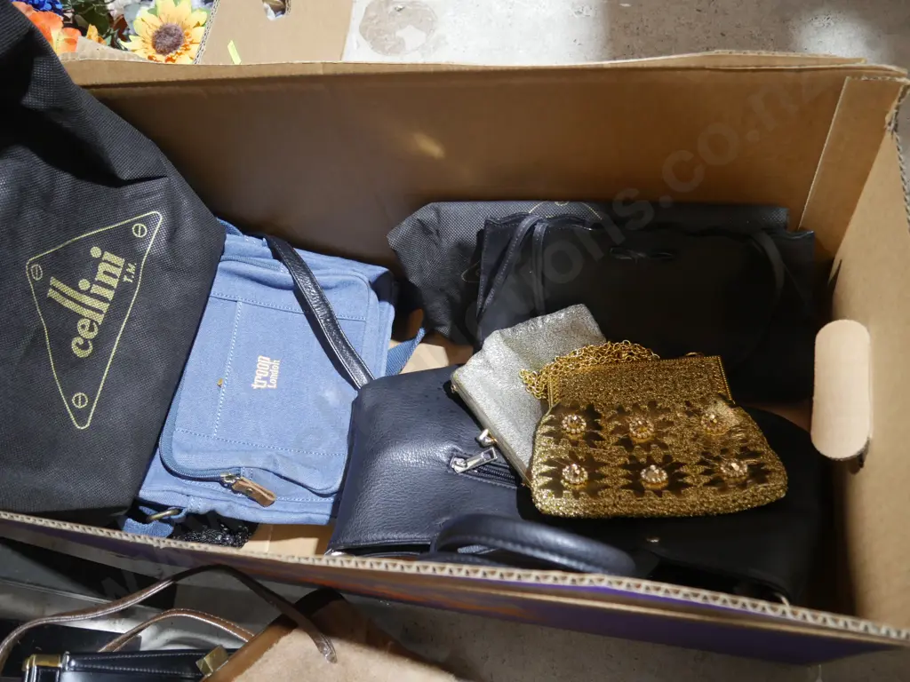 Assorted handbags Image 1++