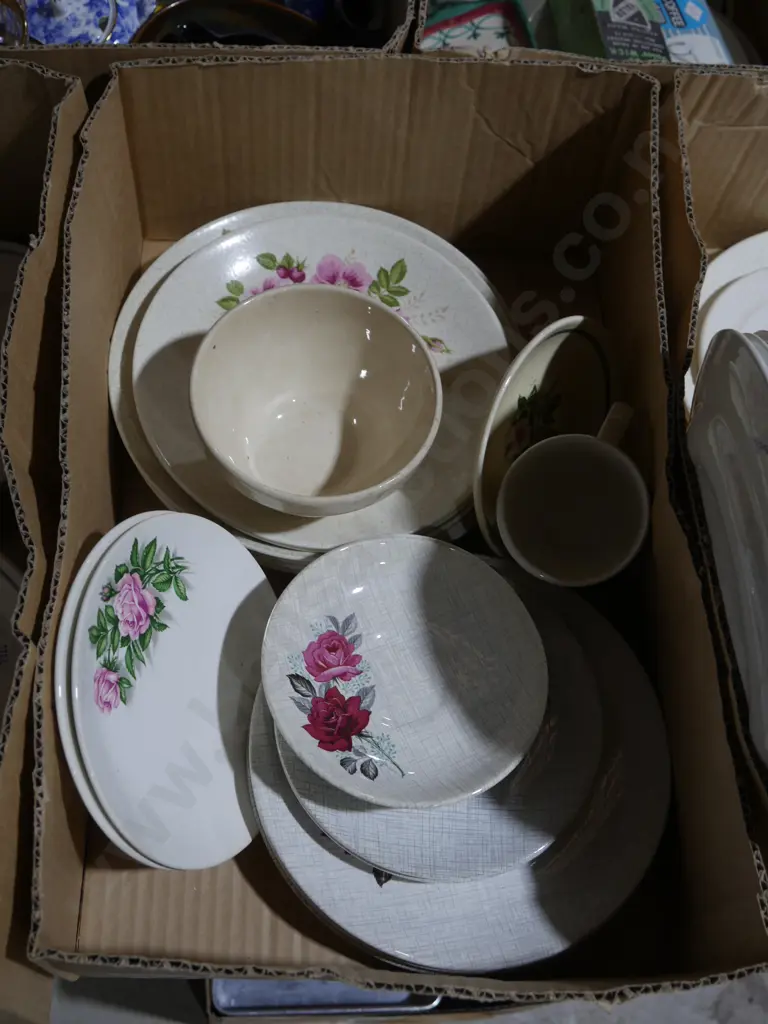 Assorted plates Image 1++