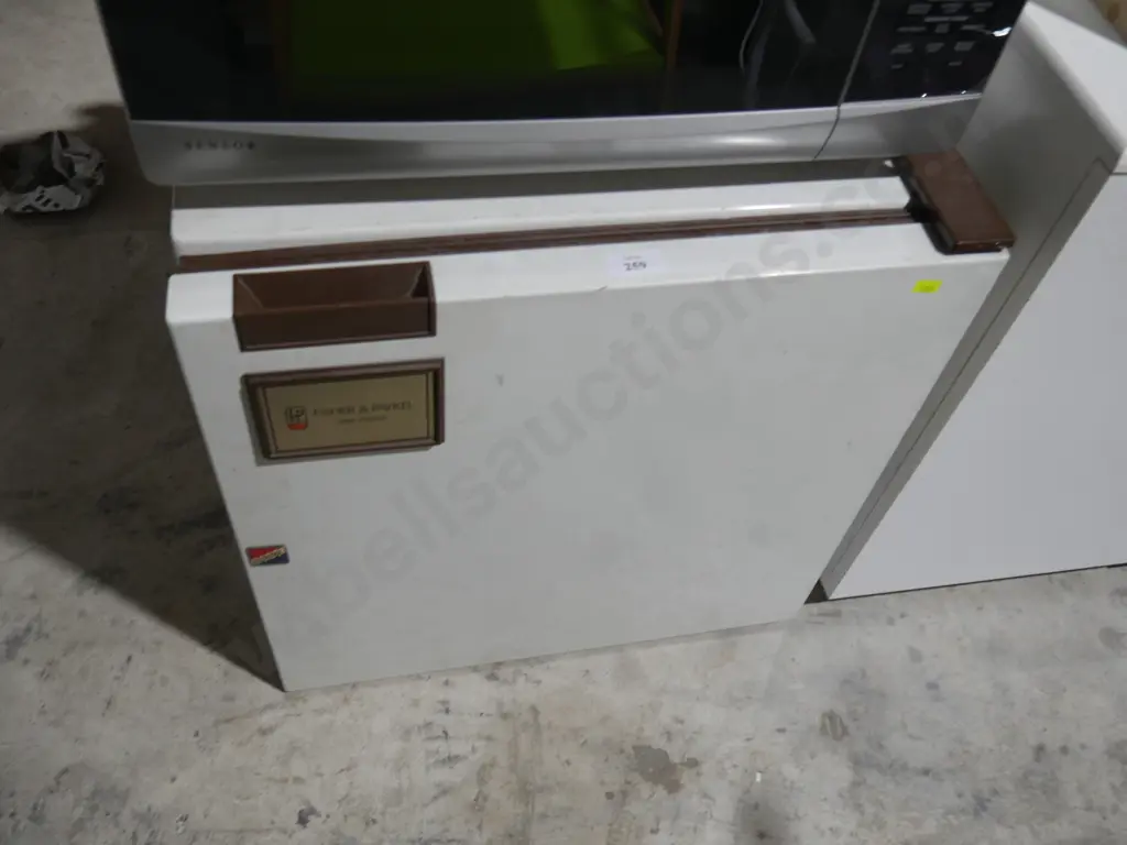 Fisher & Paykel mini fridge Image 1++