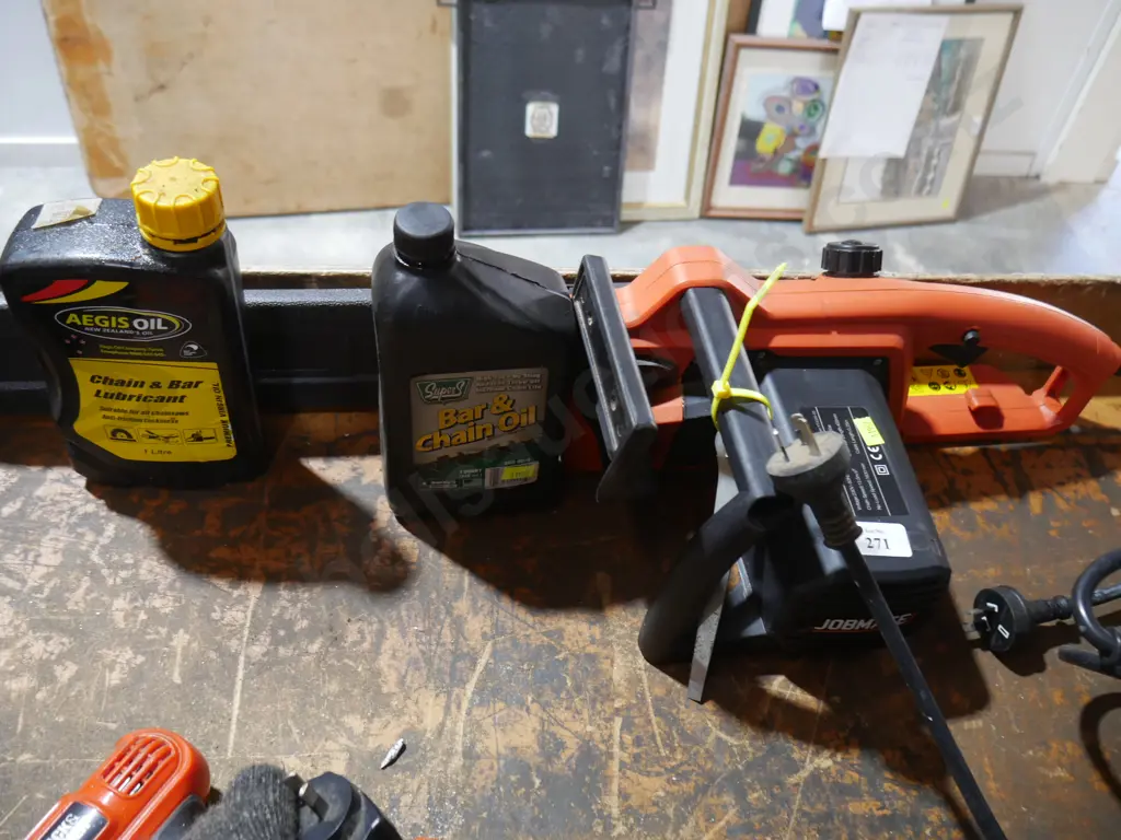Chainsaw and lubricants Image 1++