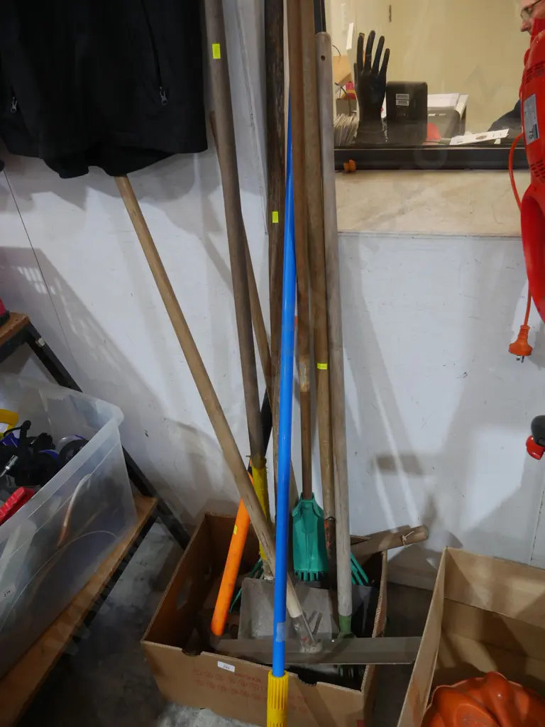 Assorted garden tools Image 1++