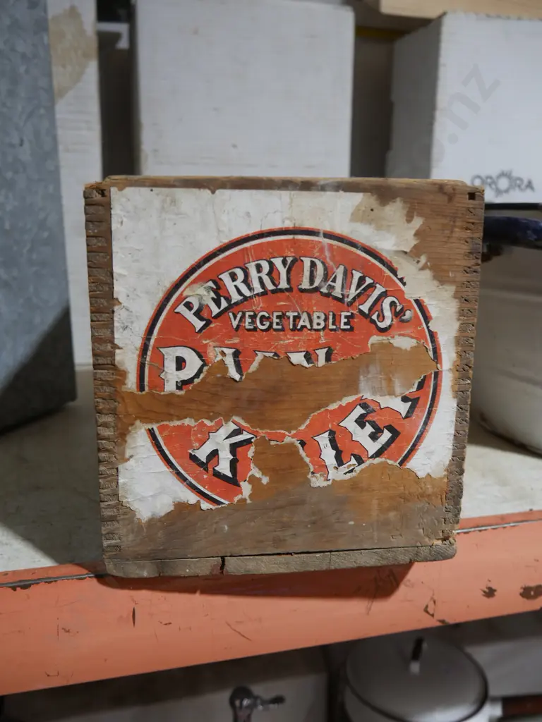 Perry Davis vegetable painkiller wooden box Image 1++